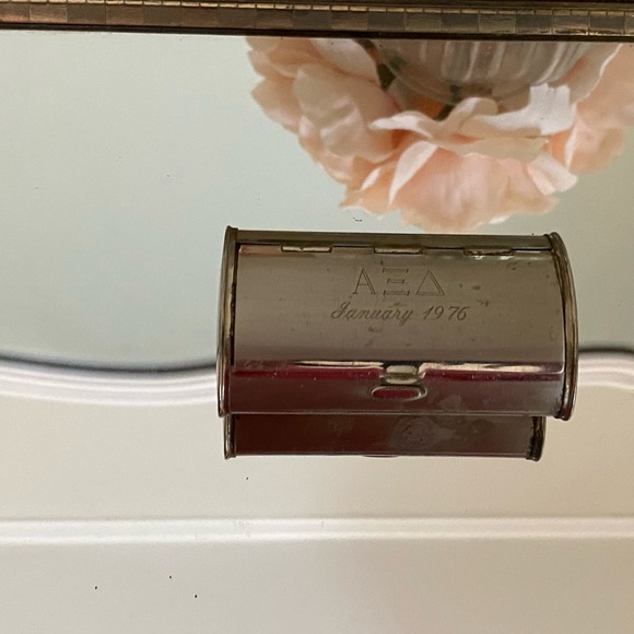 Alpha Xi Delta vintage 1976 Lipstick case - Picture 3 of 4